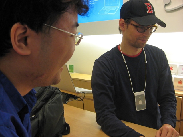 Torley visits the Apple Store 05